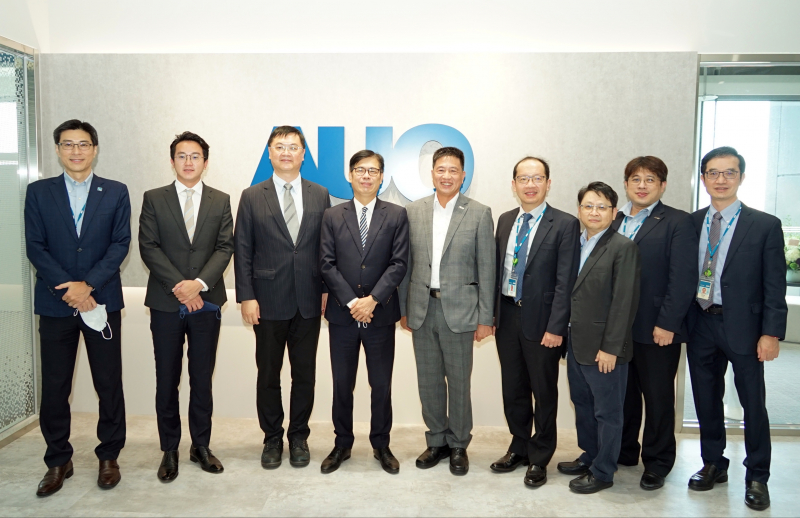 DB真人光電前進亞灣成立「AUO解決方案研發中心」，作為多元場域解決方案研發及試驗場域（圖中左為高雄市長陳其邁、圖中右為DB真人光電董事長彭双浪）